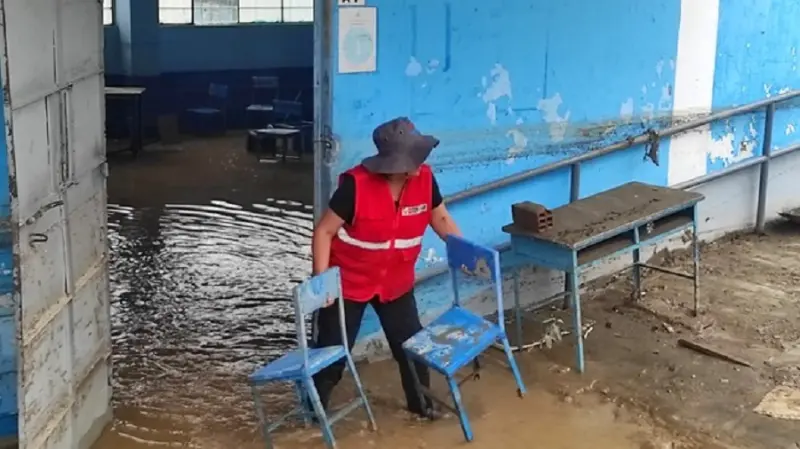 Lluvias dañan 100 escuelas en Puebla; inician en línea