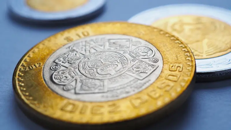 Peso retrocede ligeramente ante el dólar: Cierra en 17.32 unidades