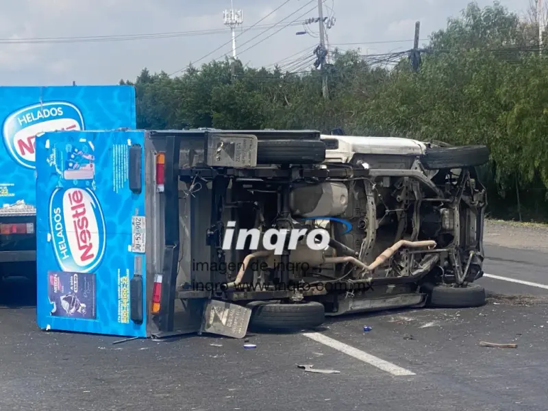 Aparatoso choque con volcadura en la libre a Celaya