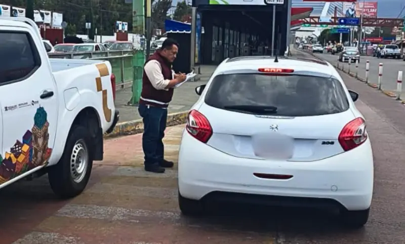 Amonestan a 125 conductores por invadir carril del Tuzobús