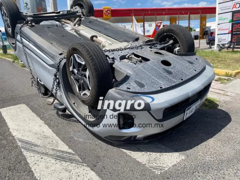 Choque con volcadura en el boulevard de La Nación y Sombrerete