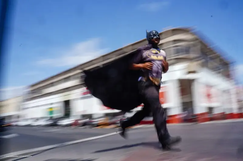 Batman MX conquista Baja California tras más de 10 mil kilómetros recorridos; continúa su cruzada a pie rumbo a Sonora