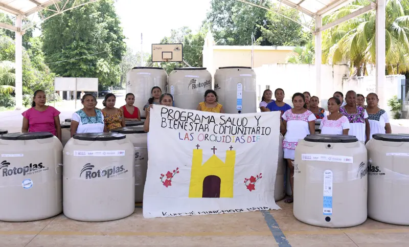 Entregan tinacos a familias en Kunché