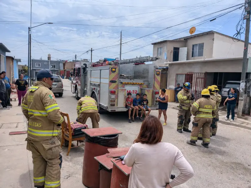 Rescatan a tres menores durante incendio en vivienda de Villas del Real 6