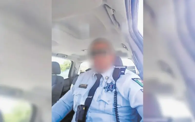 Agente vial que habría amenazado con arma a su pareja sigue laborando