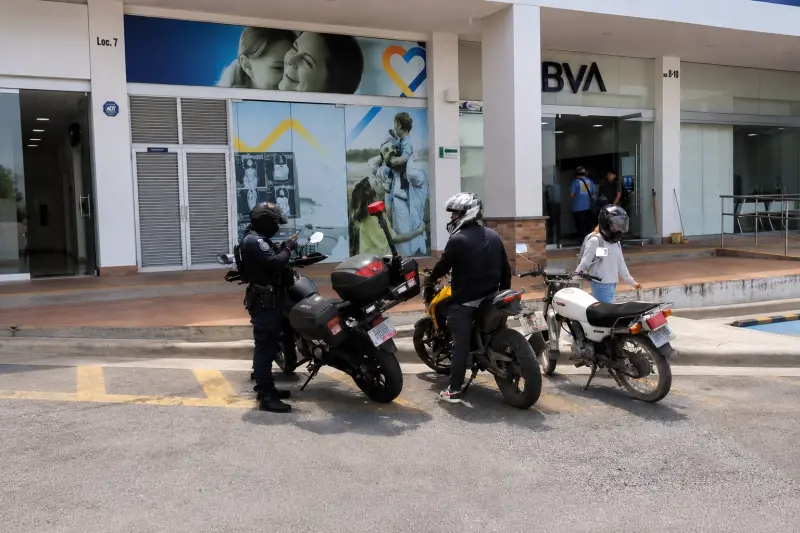 Roban 180 mil pesos dentro de BBVA de Cholula