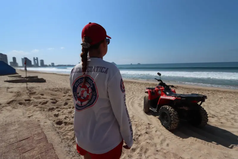 Permanece cocodrilo en playas de Mazatlán, hay alerta; restringen acceso de Valentino al Monumento al Pescador
