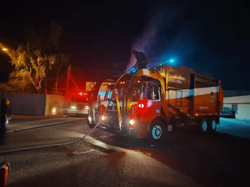 Falla mecánica provoca conato de incendio en camión recolector en San Luis Río Colorado