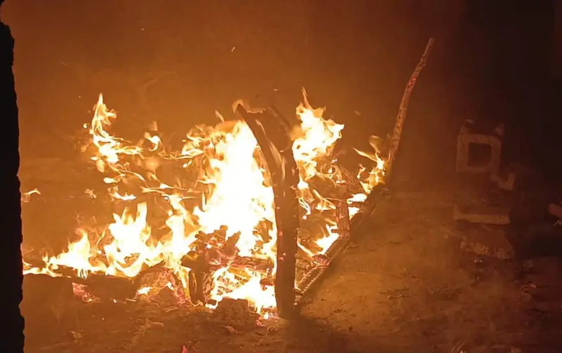 Incendio arrasa con propiedad abandonada en Parras; sospechan que fue intencional