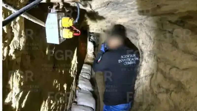 Autoridades descubrieron un túnel clandestino de 50 metros conectado directamente a un ducto activo de Pemex mediante dos mangueras de alta presión, una instalación para robar combustible que estaba reforzada con madera y equipada con electricidad, ilumin