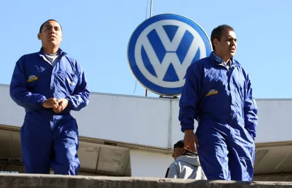 Busca Armenta evitar huelga en Volkswagen tras prórroga
