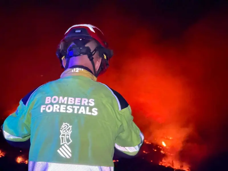El incendio de Segorbe obliga a evacuar Gátova y lleva a la Generalitat a pedir refuerzos a la UME