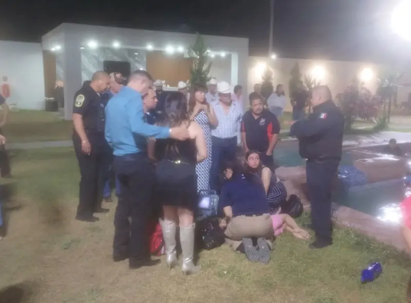 Evitan policías tragedia y salvan a niña de 7 años de alberca