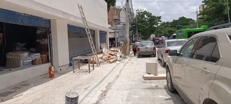 ¿Cuál es la sanción si una obra invade la banqueta con escombro en Guadalajara?