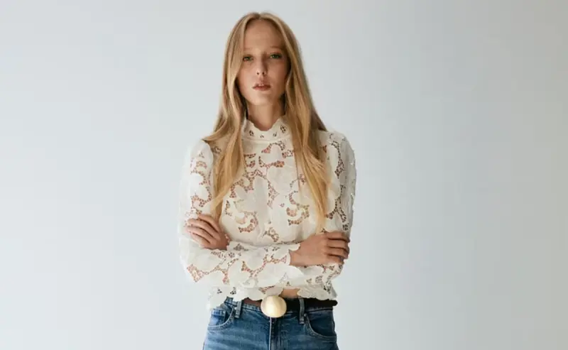 Esta elegante blusa de guipur es el fichaje perfecto para tus looks de invitada