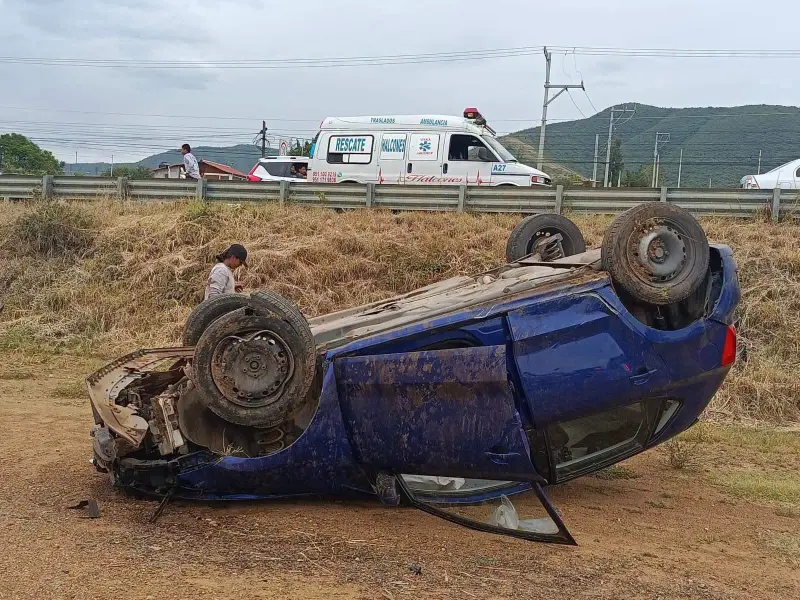 Vuelca conductora en la carretera 190, cerca de San Francisco Lachigoló