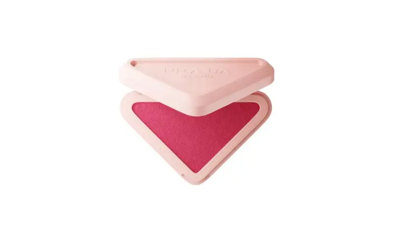 Prada tiene el colorete que hace tres funciones y ya es objeto mundial de deseo beauty