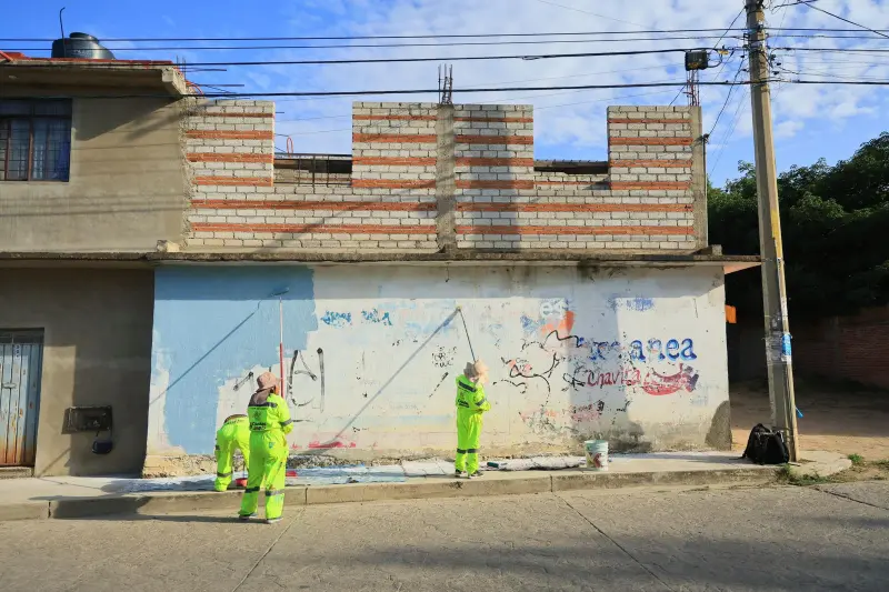 Mejoran espacios públicos con tequio en la colonia Del Maestro