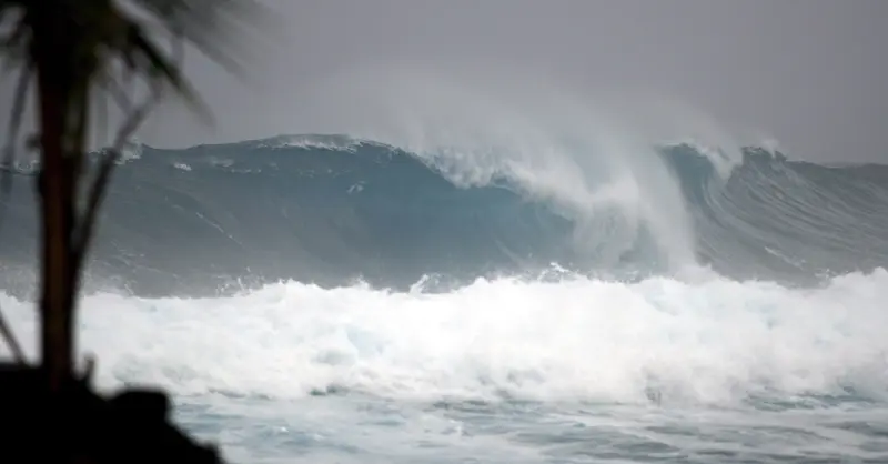 El huracán Lala alcanza la categoría 1 frente a Hawái y amenaza con lluvias extremas, inundaciones, deslaves y cortes prolongados de energía