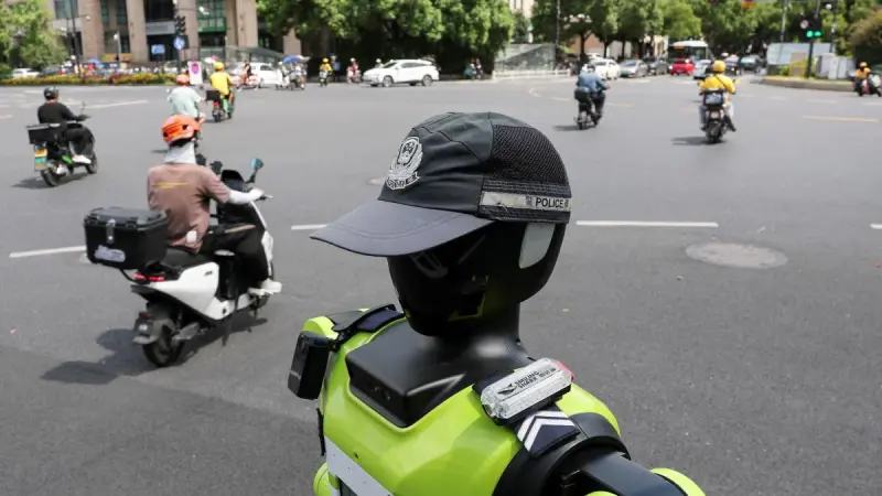 China pone a "robocops" a vigilar el tráfico, aunque sin facultades para detener a nadie