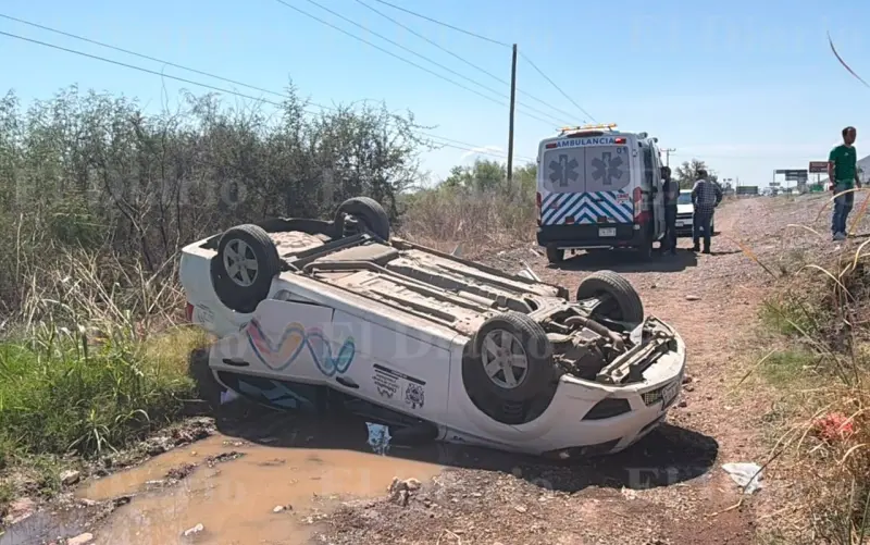 Vuelca unidad del DIF de Chihuahua en el km 31 de la carretera a Juárez