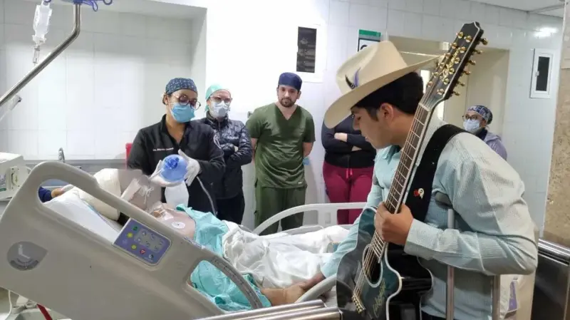 Hijo despide con música a su padre donante en Cd. Juárez