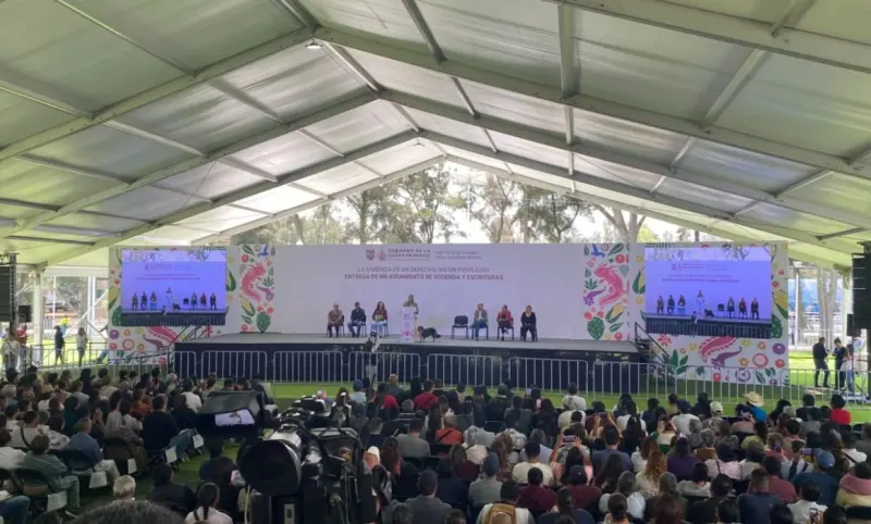 Instalará Brugada 100 abogados en el Zócalo para atender despojo