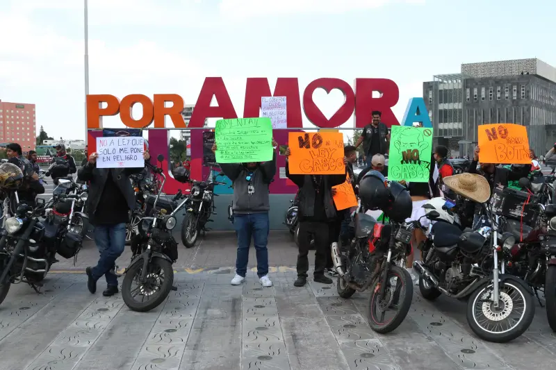 Suspenden hologramas para motociclistas en Puebla; habrá mesa técnica para modificar la Ley Casco
