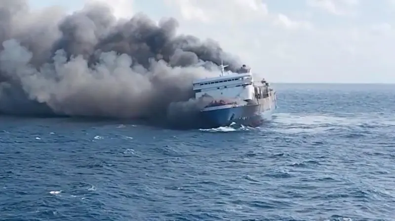 Tragedia marítima: ferry en llamas deja 5 muertos y rescatistas buscan más de 40 desaparecidos en Indonesia