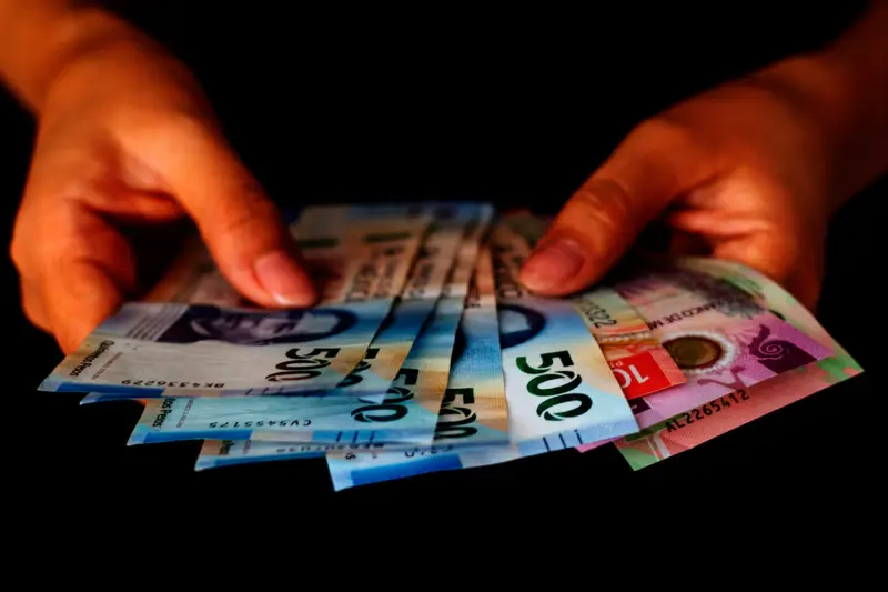 México casi eliminó los salarios de pobreza entre trabajadores formales, pero la mitad aún vive con ingresos de supervivencia y solo 48% supera los 14,400 pesos mensuales considerados necesarios para un salario digno