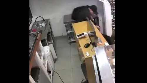 Video: Desfigura a su jefa tras despedirlo y negarle liquidación