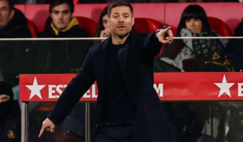 ¿Dibu Martínez sería el antídoto para el dolor de cabeza de Xabi Alonso en el Chelsea?