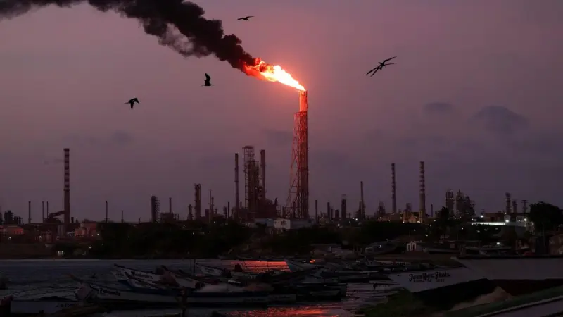 "Feas y oxidadas": Refinerías de Venezuela quedan como reliquias difíciles de revivir
