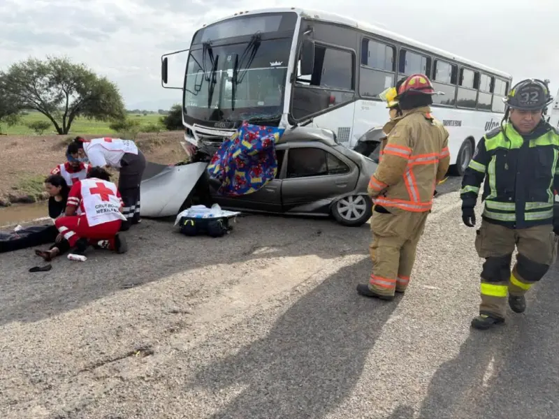Mueren mujer y un menor de edad tras fatal choque entre auto y camión de transporte de personal