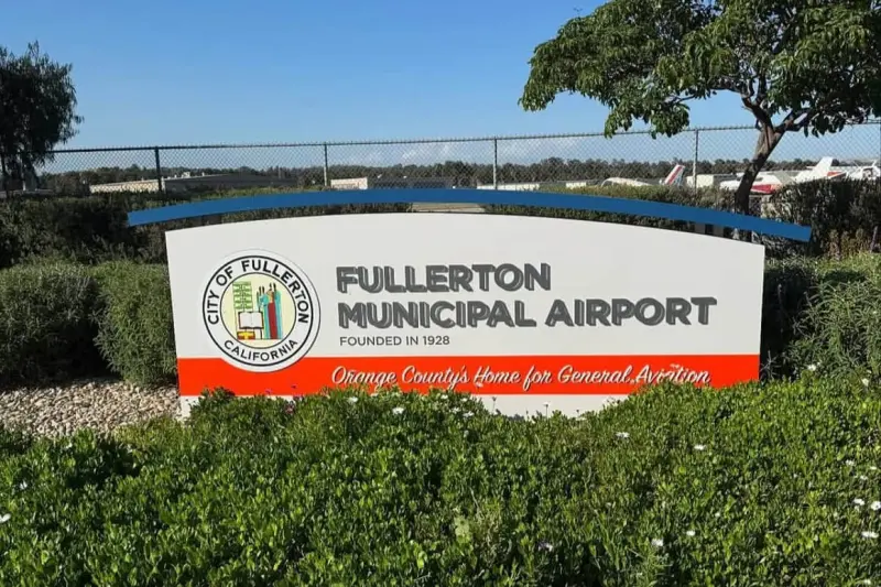 Reportan incendio en el Aeropuerto Municipal de Fullerton, California