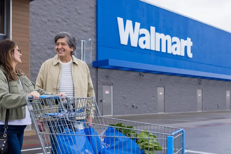 Walmart rediseñó algo que parecía imposible de mejorar: sus nuevos carritos tienen un lugar para el celular