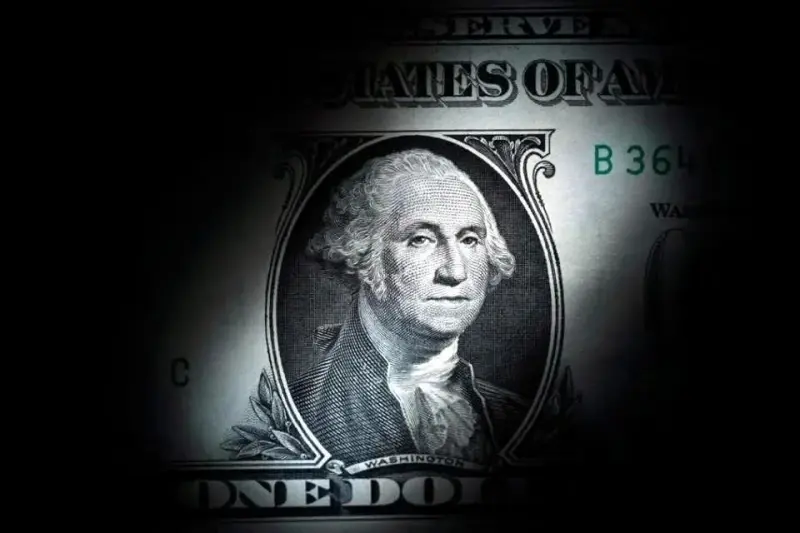 Cierra dólar abajo de $17, su menor nivel en más de 2 años