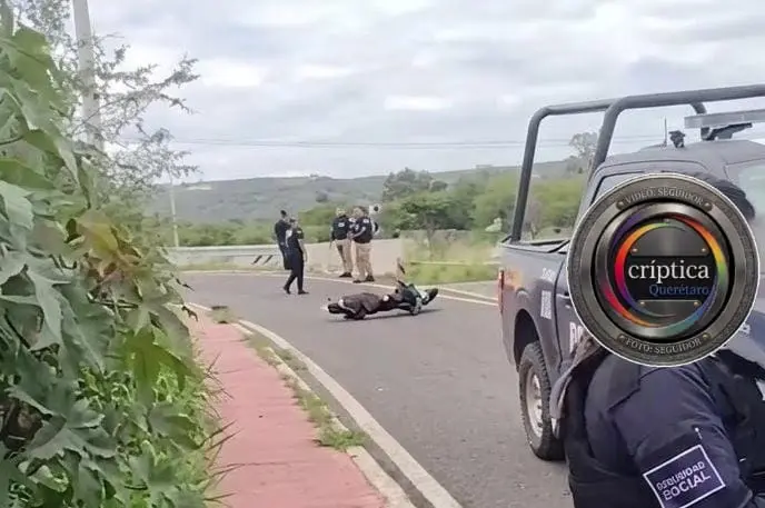 Motociclista derrapa y muere tras tratar de huir para evitar multa por no traer casco en Corregidora