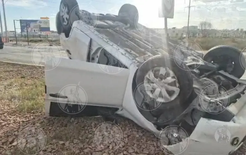 Choca a otro auto, provoca carambola y se da a la fuga en la Gómez Morín