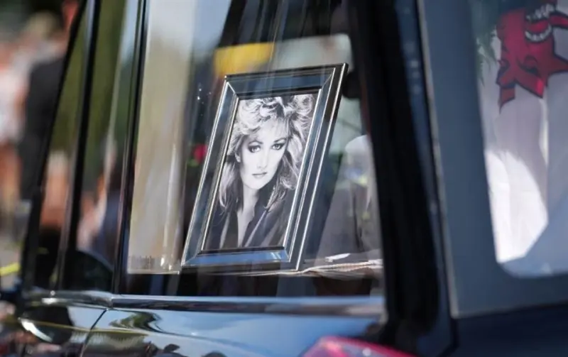 Bonnie Tyler es despedida en Gales entre música y homenajes