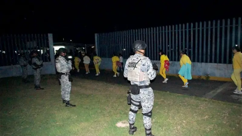 Trasladan a 305 reclusas de Atlacholoaya al nuevo penal de Cuernavaca