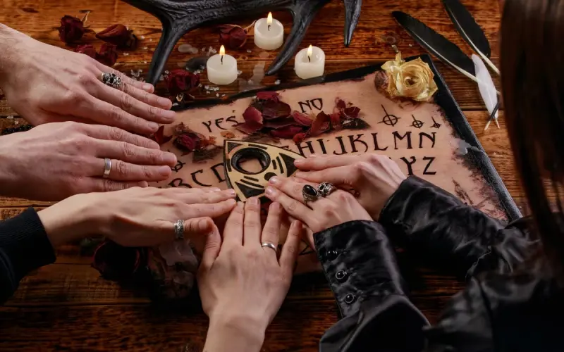 La ouija nació como un juego de salón y terminó convertida en un símbolo del terror: quién la inventó y por qué se volvió famosa