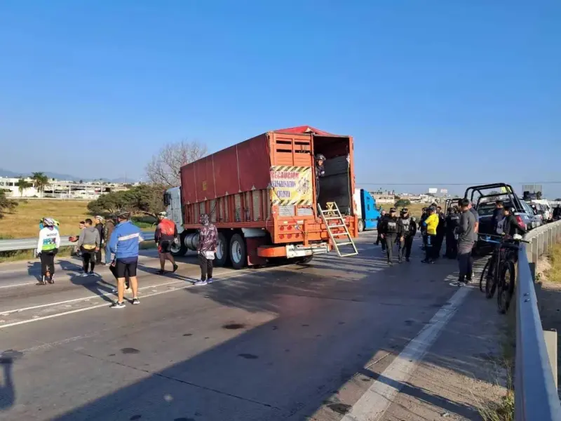 Patrulla municipal choca con camioneta de peregrinos ciclistas en la autopista México-Querétaro