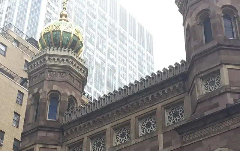 Policía de Nueva York acusa de delitos de odio a hombre que provocó pánico al irrumpir en ceremonia religiosa judía y agredir a dos personas dentro de una sinagoga