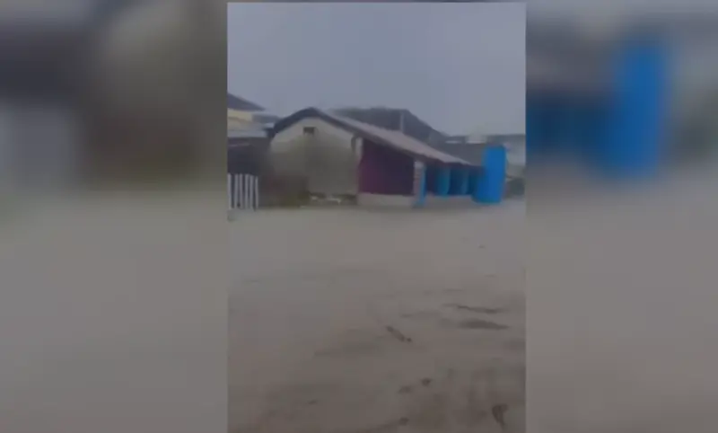 Inundan lluvias el poblado de Aguas Blancas en Coyuca de Benítez