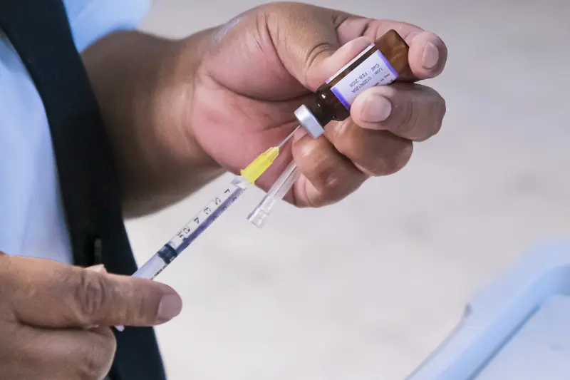 Vacuna contra el sarampión previene sordera y secuelas permanentes