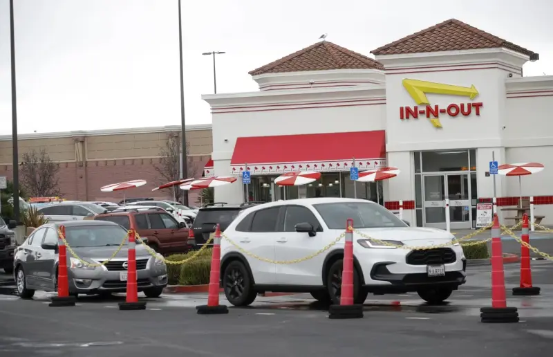 Un tiroteo en un restaurante In-N-Out Burger de Twin Falls dejó tres muertos y siete heridos, mientras la policía encontró sin vida al presunto agresor e investiga el motivo de un nuevo episodio de violencia armada