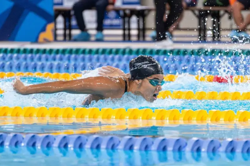 Alguien llenó una piscina de jarabe para saber si se puede nadar más rápido que en agua. Terminó ganando un Premio Nobel