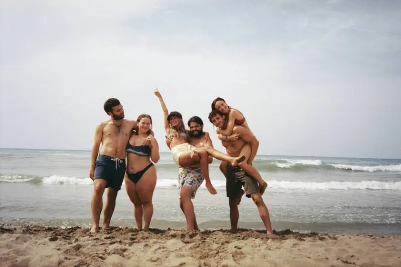 Con un episodio de 'Toda la verdad de mis mentiras' he tenido suficiente. La comedia romántica de Netflix es formulaica, pero este grupo de amigos se hace querer
