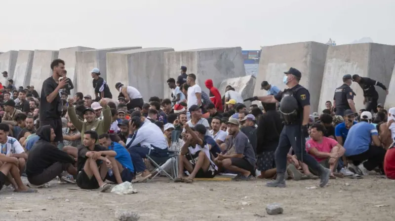 El Gobierno reubica a 1.500 migrantes de la playa del Trampolín de Ceuta